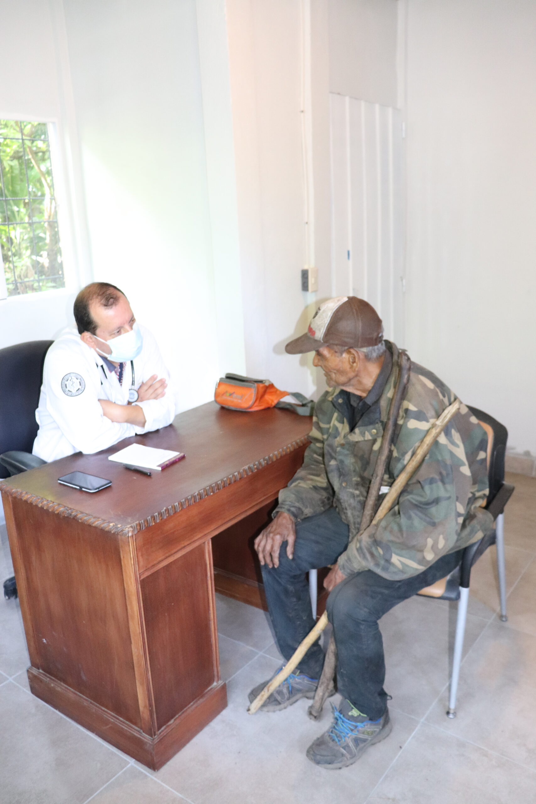 loving-with-mercy-clinic-consultation-elder-patient-el-salvador