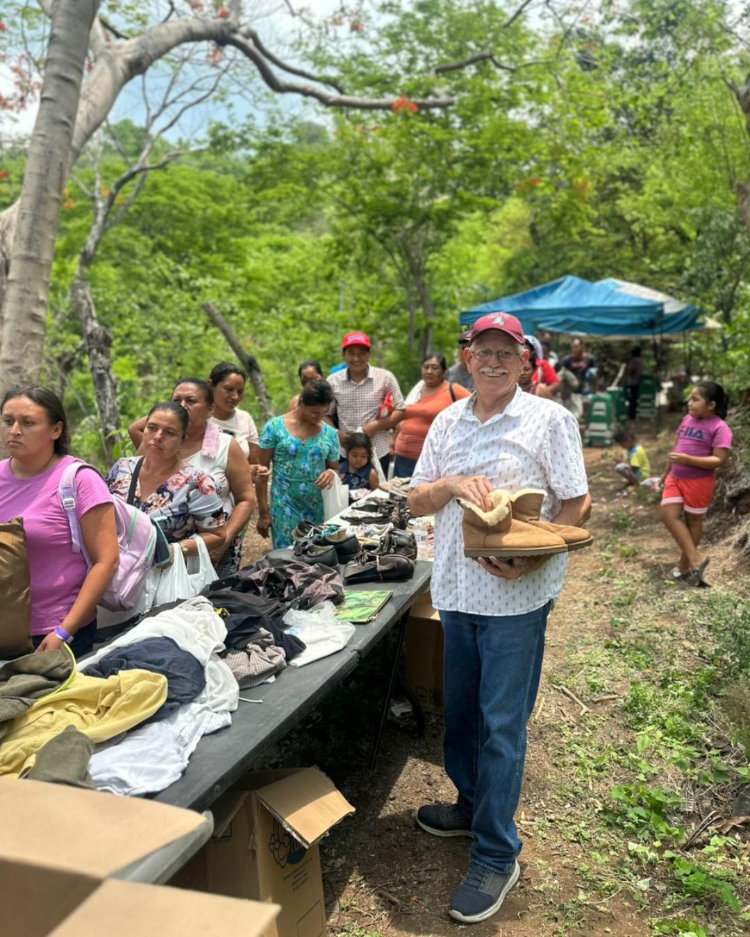 loving-with-mercy-el-salvador-community-outreach-ammenities-distribution