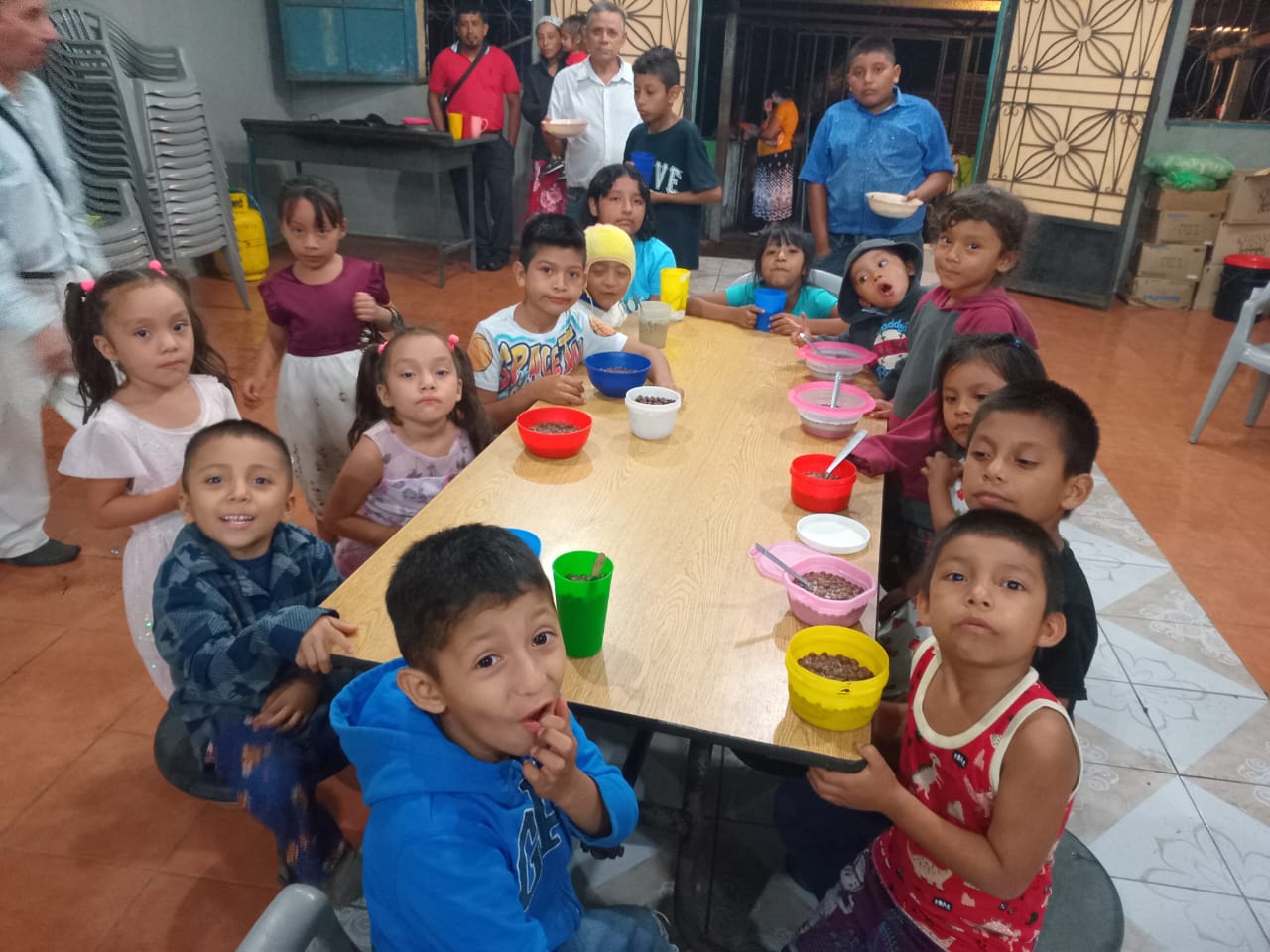 loving-with-mercy-el-salvador-feeding-program-children-eating