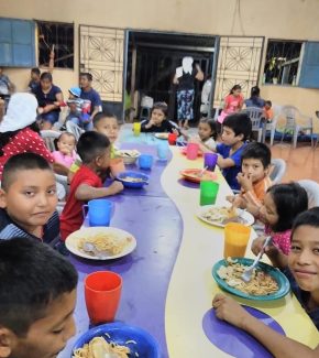 loving-with-mercy-el-salvador-feeding-program-children-feasting-at-dining-table