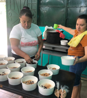 loving-with-mercy-el-salvador-feeding-program-serving-lunch